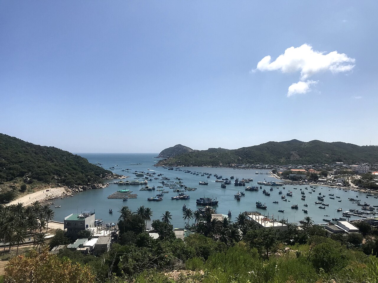 Vịnh Vĩnh Hy nhìn từ trên cao